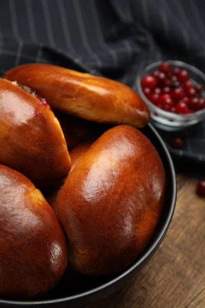 Leckere Gebackene Preiselbeer Piroschki Schüssel Auf Holztisch — Stockfoto