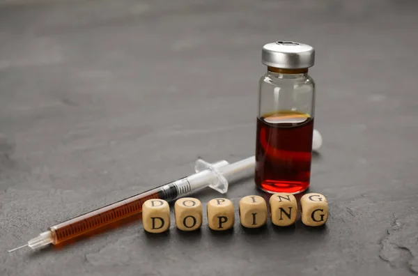 Tahta Küplerin Üzerinde Doping Şırınga Şişe Yazılıydı — Stok fotoğraf