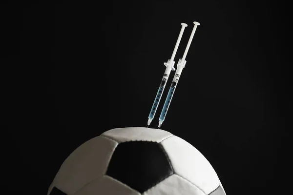 Bola Futebol Com Seringas Fundo Preto Close Conceito Dopagem — Fotografia de Stock