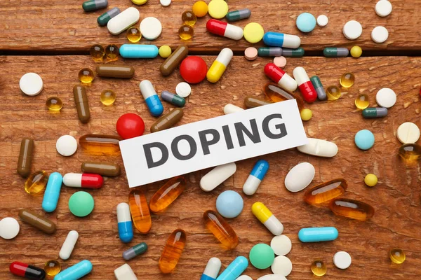 Düz Kompozisyon Ahşap Masada Doping Uyuşturucuyla — Stok fotoğraf