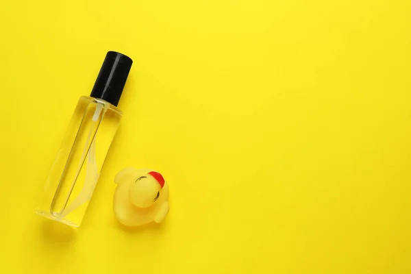 Flasche Babyöl Und Spielzeugente Auf Gelbem Hintergrund Flach Liegend Raum — Stockfoto