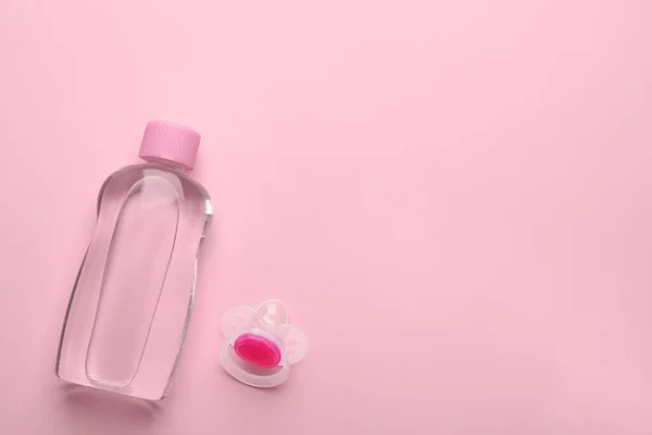 Bottiglia Olio Bambini Ciuccio Sfondo Rosa Posa Piatta Spazio Testo — Foto Stock