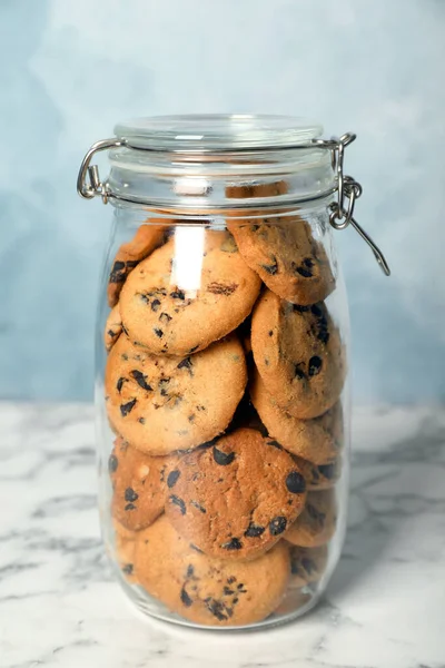 Deliciosas Galletas Con Chispas Chocolate Tarro Vidrio Sobre Mesa Mármol — Foto de Stock