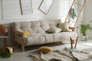 Depremden sonra dağınık oturma odasına bak