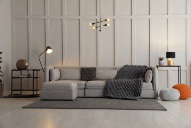 Rahat mobilyaları olan şık bir oturma odası.