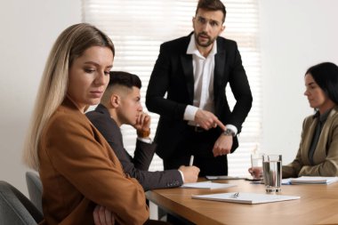 İşadamı, ofiste geç kaldığı için çalışanı azarlıyor