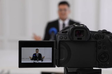 İş adamı resmi etkinlikte röportaj veriyor, video kamera ekranına odaklan