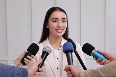 Mutlu iş kadını resmi etkinlikte gazetecilere röportaj veriyor