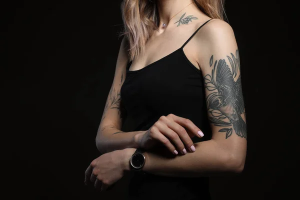 Vacker Kvinna Med Tatueringar Kroppen Mot Svart Bakgrund Närbild — Stockfoto