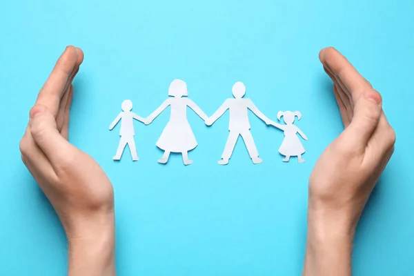 Mujer Protegiendo Recorte Papel Familia Sobre Fondo Azul Claro Vista —  Fotos de Stock