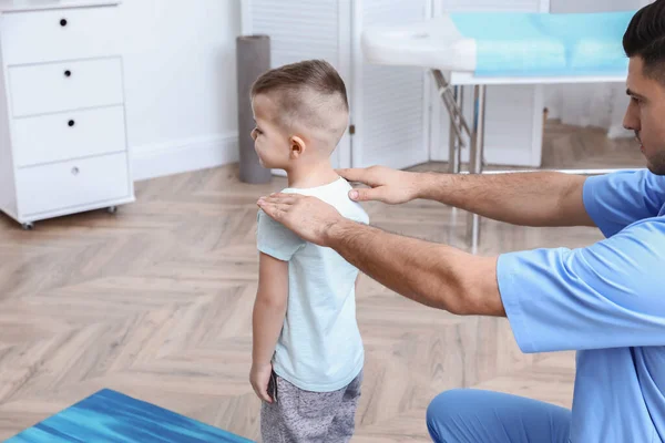 Ortopedista Examinando Criança Clínica Tratamento Escoliose — Fotografia de Stock