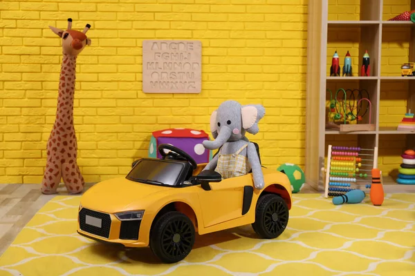 Дитячий Електричний Автомобіль Іграшковим Слоном Ігровій Кімнаті — стокове фото
