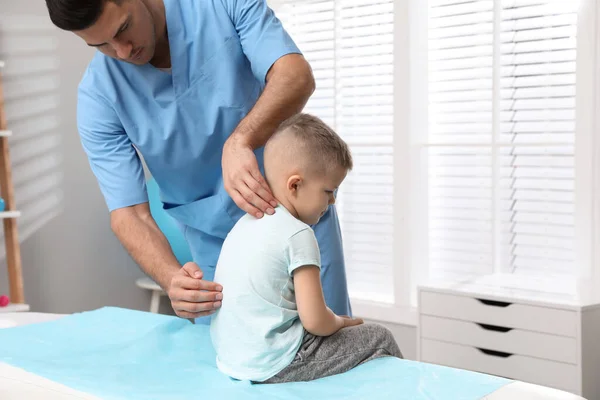 Ortopéd Orvos Vizsgálja Gyerek Hátát Klinikán Scoliosis Kezelése — Stock Fotó