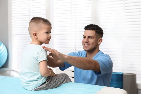 Ортопед Вивчає Дитину Клініці Лікування Сколіозу — стокове фото