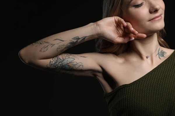 Vacker Kvinna Med Tatueringar Kroppen Mot Svart Bakgrund Närbild — Stockfoto