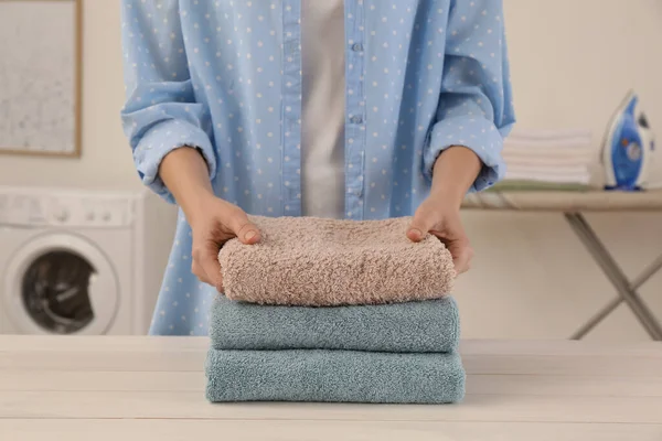 Kobieta Złożonymi Ręcznikami Frotte Przy Stole Pralni Zbliżenie — Zdjęcie stockowe