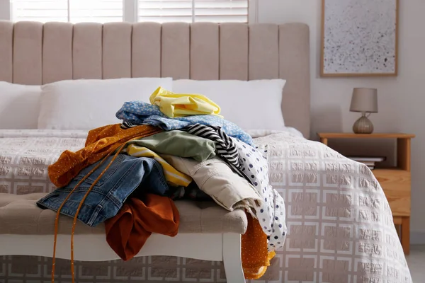 Unordentlicher Haufen Schmutziger Wäsche Auf Einer Bank Schlafzimmer Aufräumarbeiten — Stockfoto