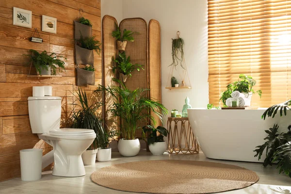 Élégant Intérieur Salle Bain Avec Cuvette Toilette Plantes Vertes — Photo