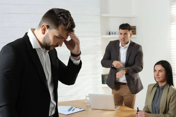 Geschäftsmann Schimpft Mitarbeiter Wegen Verspäteter Besprechung Amt — Stockfoto