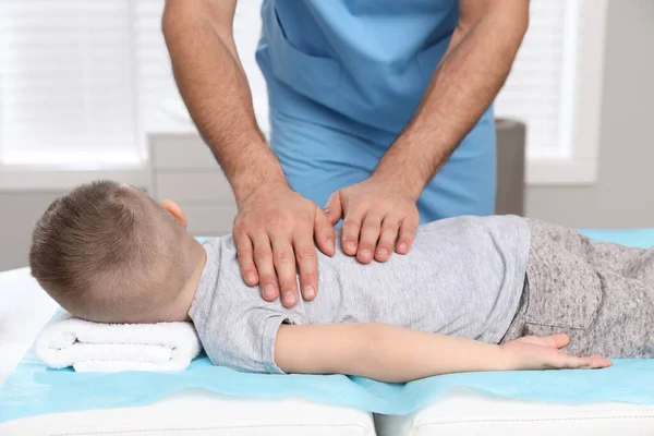 Ortopedista Massageando Costas Criança Clínica Close Tratamento Escoliose — Fotografia de Stock