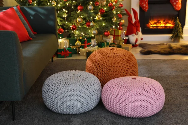 Verschiedene Gestrickte Hocker Zimmer Mit Weihnachtsbaum — Stockfoto