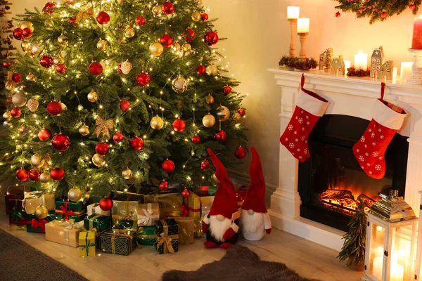 美しいクリスマスツリーと暖炉付きの居心地の良い部屋のインテリア — ストック写真