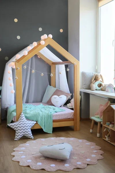 带床铺和不同玩具的时髦儿童房内部 — 图库照片