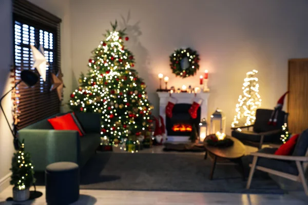 크리스마스 트리와 벽난로가 장식된 — 스톡 사진