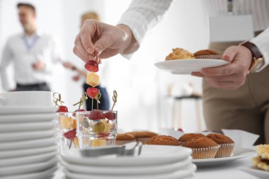 Kahve molasında atıştıran kadın, yakın plan.