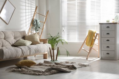 Depremden sonra dağınık oturma odasına bak