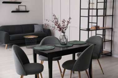 Yeni şık mobilyalarla dolu güzel bir yemek odası.