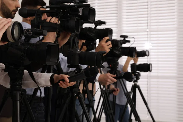 Grupo Jornalistas Com Câmeras Esperando Por Pessoa Oficial Dentro Casa — Fotografia de Stock