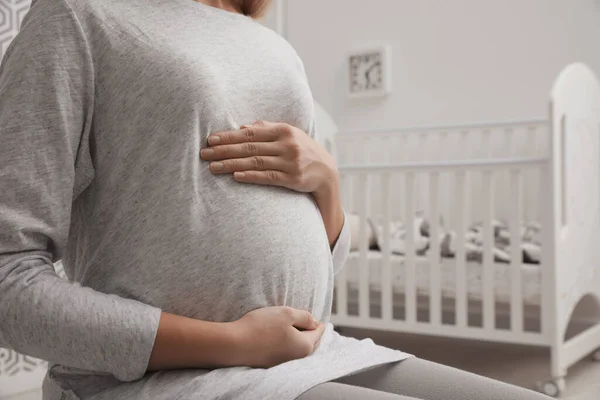 Hamile Kadın Bebek Odasında Yakın Çekim Manzaralı Metin Için Boşluk — Stok fotoğraf