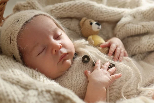 Adorable Bebé Recién Nacido Con Oso Juguete Durmiendo Cuadros Punto — Foto de Stock