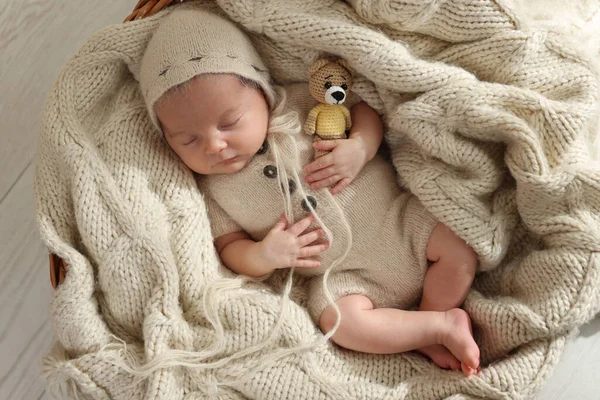 Αξιολάτρευτο Νεογέννητο Μωρό Αρκουδάκι Που Κοιμάται Ψάθινο Καλάθι Top View — Φωτογραφία Αρχείου