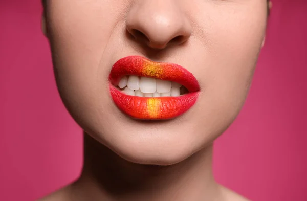 Junge Frau Mit Schönen Lippen Make Auf Rosa Hintergrund Nahaufnahme — Stockfoto