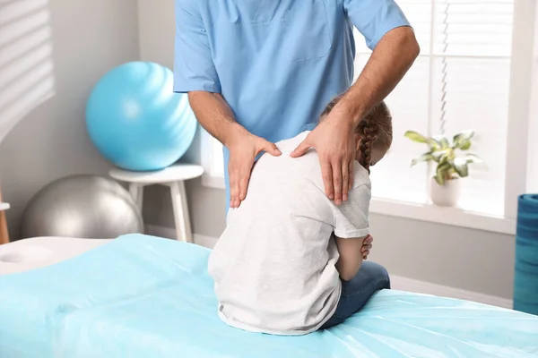Ortopedista Examinando Espalda Del Niño Clínica Primer Plano Tratamiento Escoliosis — Foto de Stock