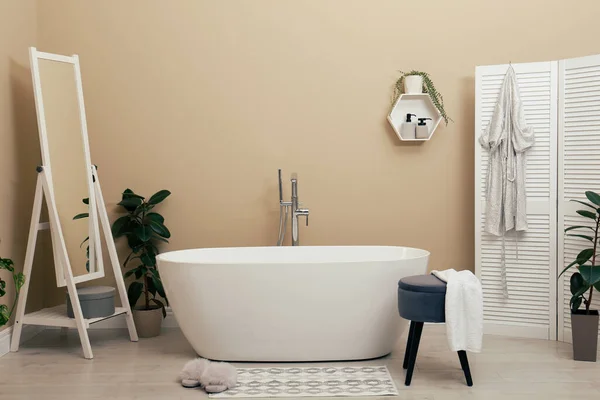 Accogliente Bagno Interno Con Elegante Vasca Ceramica — Foto Stock