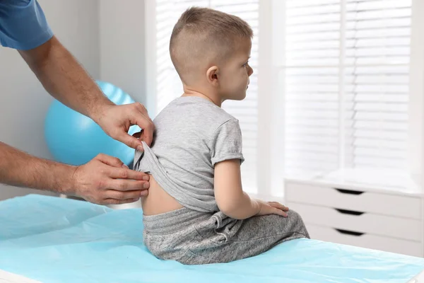 Orthopeed Die Het Kind Onderzoekt Terug Kliniek Close Scoliosebehandeling — Stockfoto