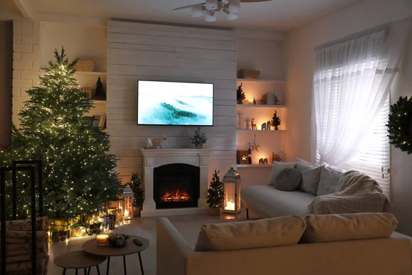 Stilvolle Wohnzimmereinrichtung Mit Fernseher Weihnachtsbaum Und Kamin — Stockfoto