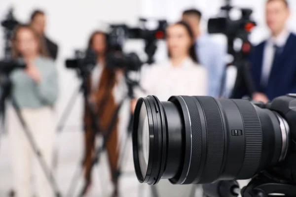 Caméra Vidéo Professionnelle Groupe Journalistes Arrière Plan Gros Plan — Photo