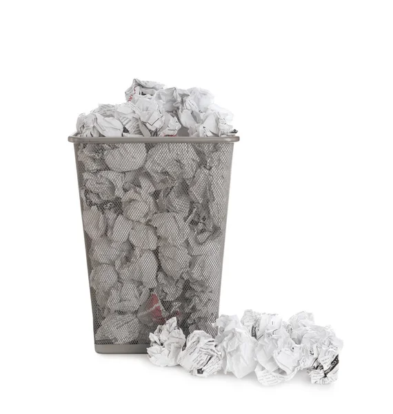 白い背景に紙でいっぱいのゴミ箱 ごみのリサイクル — ストック写真