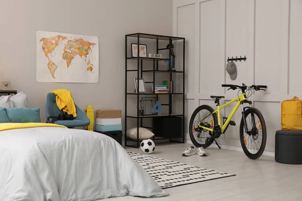 Stilvolles Teenager Zimmer Interieur Mit Bequemen Betten Und Sportgeräten — Stockfoto
