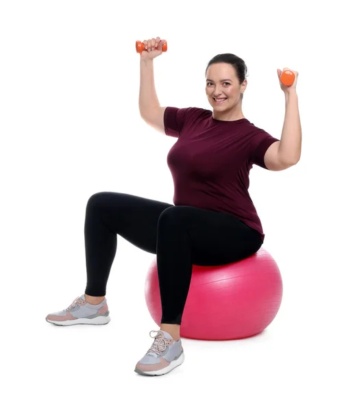 Glad Överviktig Kvinna Med Hantlar Sitter Fitness Boll Mot Vit — Stockfoto