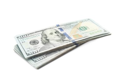 Beyaz arka planda yığınla para var. Amerikan ulusal para birimi