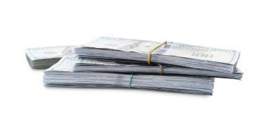 Beyaz arka plan üzerinde birçok Doları banknot. Amerikan ulusal para birimi