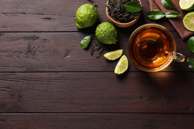 Tahta masada bir fincan lezzetli bergamot çayıyla düz kompozisyon, metin için boşluk