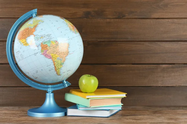 球状的 书和新鲜的苹果放在木制桌子上 文字的空间 地理课程 — 图库照片