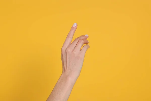 Mujer Sosteniendo Algo Sobre Fondo Amarillo Primer Plano Mano —  Fotos de Stock