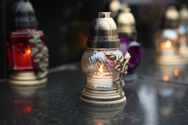 Mezarlıkta granit yüzeyde mezar ışıkları